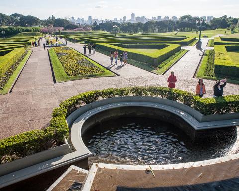 Foto van een park met een stad op achtergrond